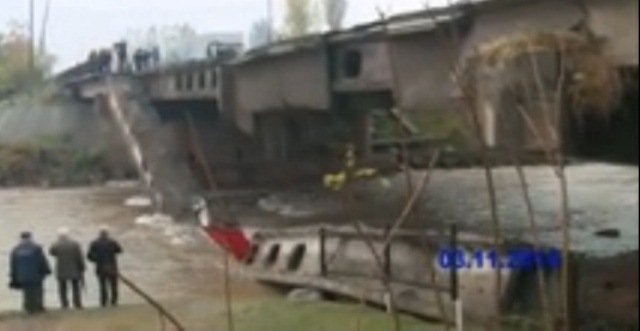 ВИДЕО: Хароб шудани купруки мошингузар дар Рӯдакӣ