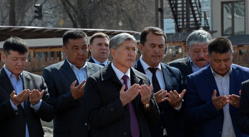 Президенти Қирғизистон барои бунёди масҷид замини худро ҷудо кард