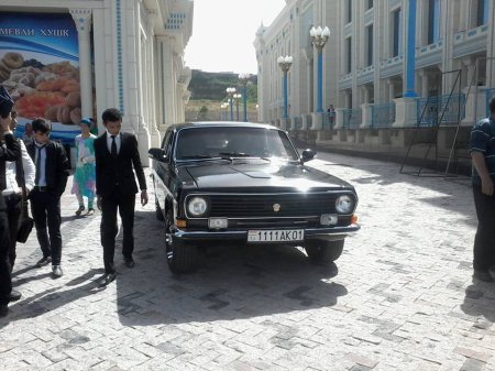 АКСУ ВИДЕО: Намоиши мошинҳои замони Сталину Хрушов дар Душанбе
