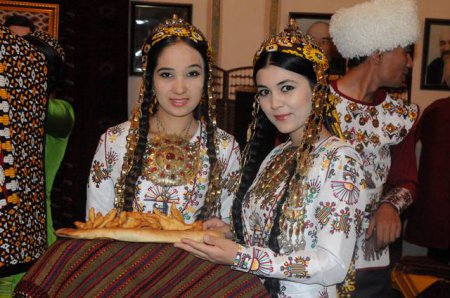 АКС: Душанбе мизбони Намоишгоҳи фарҳанг ва санъати Туркманистон шуд 