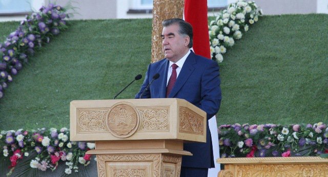 Президент аз Вазорати маориф хост, ҳангоми нашри китобҳо саросема нашавад
