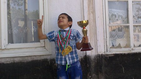 Даъвати Садриддини Наҷмиддин барои наҷоти Алиҷон, чемпиони 7-сола (ВИДЕО)