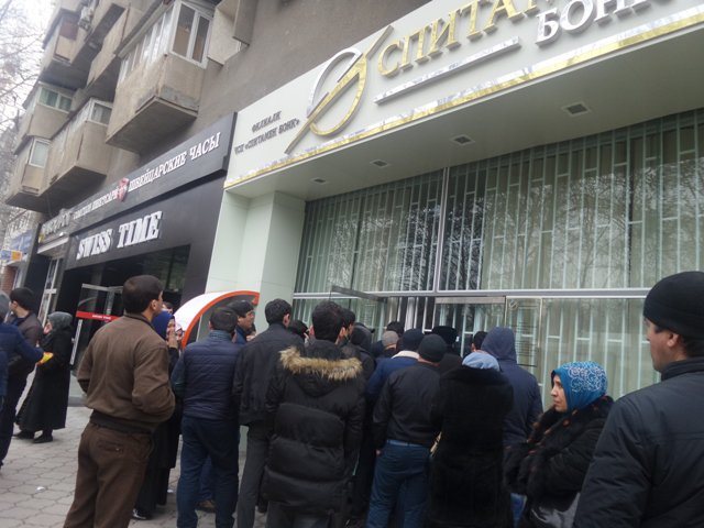 АКС: Навбатпоӣ барои хариди доллари арзон дар маркази Душанбе