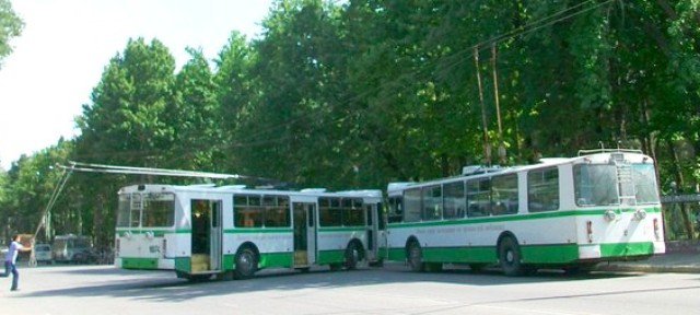 Муҷозоти ронандаи троллейбус барои бархӯрд бо автобус дар Душанбе