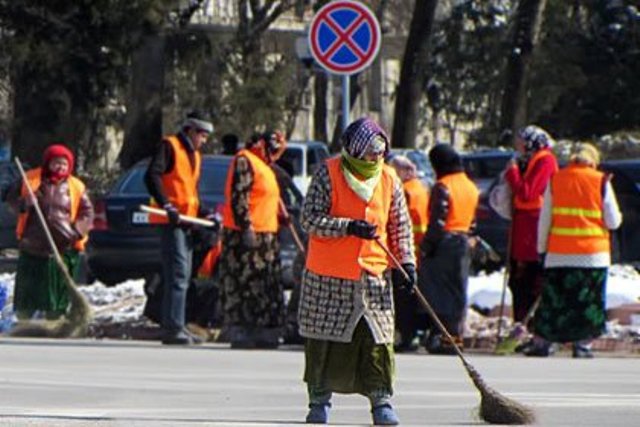 1,7 миллион сомонӣ - кӯмаки Убайдуллоев ба 2 461 зани роҳрӯби Душанбе