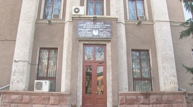 Рустами Эмомалӣ коргар меҷӯяд: Маош 576-697 сомонӣ...