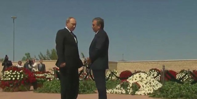 ВИДЕО: Гулгузории Путин дар мазори Каримов ва умедаш ба ҳифзи субот дар Узбакистон