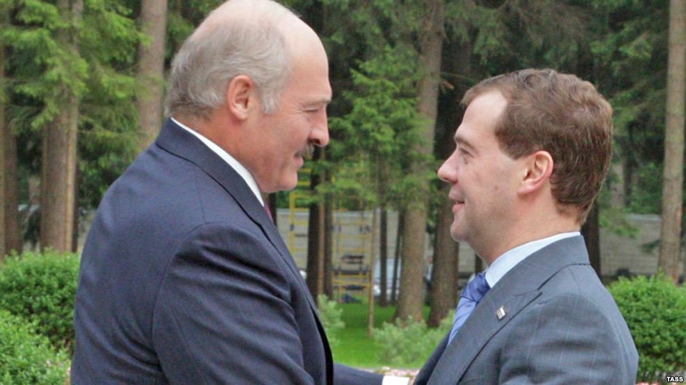 Лукашенко асрори лоғаршавиро эълон кард: Ба ман Медведев гуфт...
