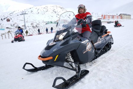 Гузориши аксӣ аз лижаронии Эмомалӣ Раҳмон бо оилааш (АКС)