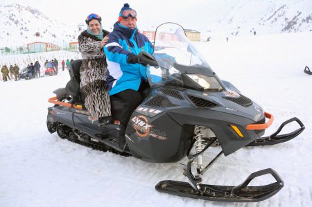 Гузориши аксӣ аз лижаронии Эмомалӣ Раҳмон бо оилааш (АКС)