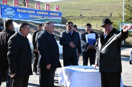 АКС: Ниҳолшинонӣ дар боғи Пешво ва туҳфаи Асадуллозодаҳо ба Душанбе