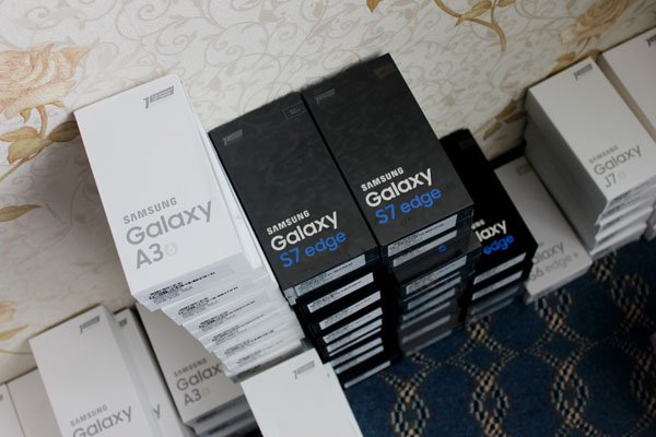 Ҷилавгирӣ аз қочоқи беш аз 550 телефони "Samsung Galaxy"