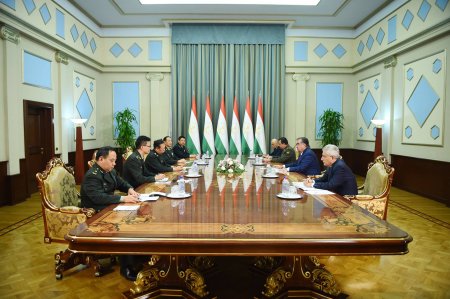Президент бо генералҳо таъсиси низоми нави амниятиро баррасӣ кард (АКС)