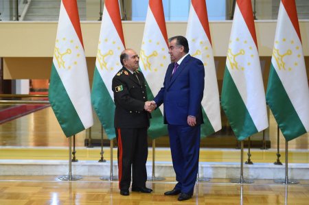 Президент бо генералҳо таъсиси низоми нави амниятиро баррасӣ кард (АКС)