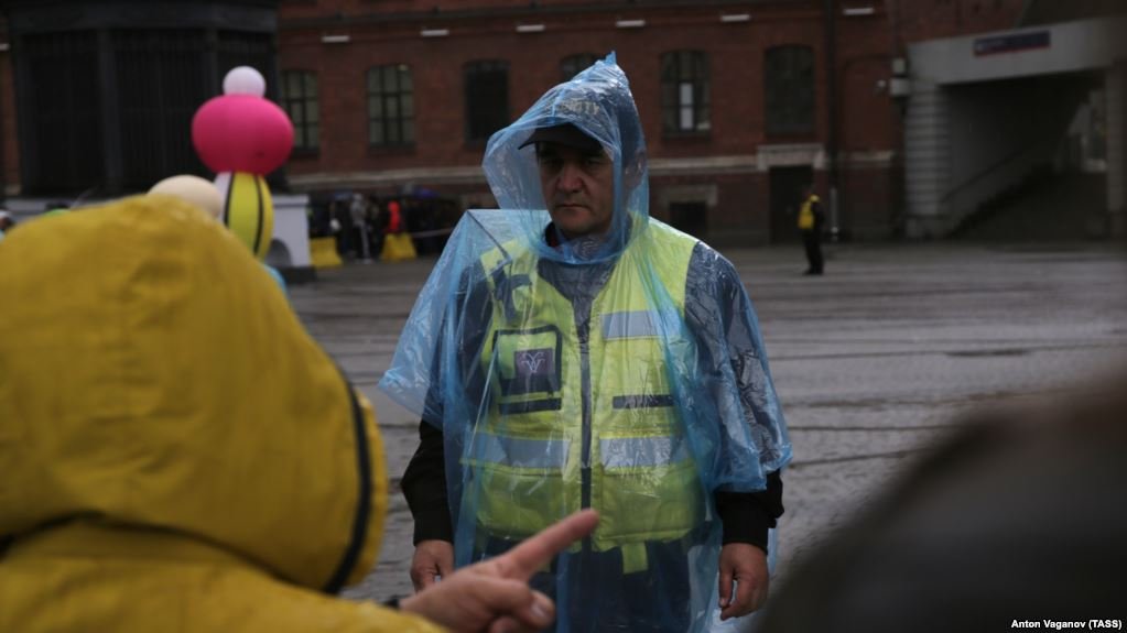 Пулиси Москва баъди хабари бомбгузорӣ беш аз 10 фурӯшгоҳро санҷид